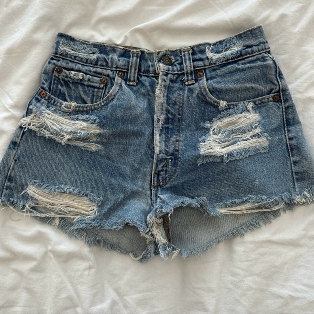 Highwaist Levi’s Distressed Cutoff Shorts